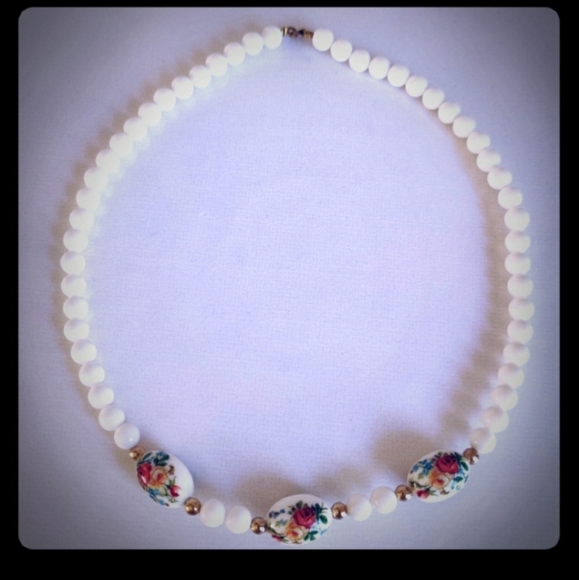 Vintage 80s flower beads necklace in EUC - Picture 7 of 8